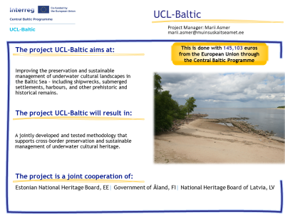 Attēlā redzams programmas plakāts angļu valodā. Balts fons ar zilu Interreg Central Baltic programmas logotipa attēlu, zem tā zils ierāmējums ar zilu līniju, kur aprakstīta programma. Labajā pusē redzama pludmales ainava ar smiltīm, akmeņiem, koka vraku un jūras ūdeni, pa kreisi augoši koki, bet debesis ir duļķainas ar daļēji redzamiem mākoņiem.
