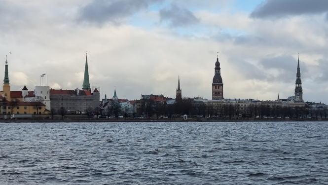 Skats uz Vecrīgu no Daugavas kreistā krasta