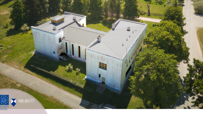 Vasarīgā dienā no putna lidojuma redzams stalts, balts nams. Nams redzams no sānu fasādes, tam ir savdabīga forma – to veido 3 četrstūra apjomi – galos tie ir šķērseniski, bet vidū gareniski. Fasāde acīmredzami noplukusi.