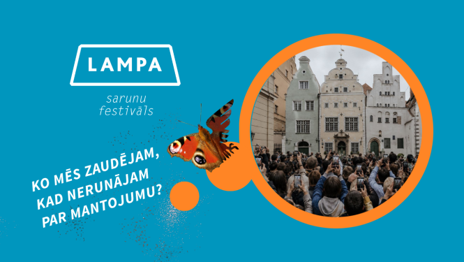 Noformējums uz tumši zila fona. Uz tā izvietots balts logo - sarunu festivāls Lampa, citāts "Ko mēs zaudējam, kad nerunājam par mantojumu?" un oranžā aplī ievietots attēls kurā redzams ēku ansamblis Trīs brāļi kur ar mākslīgo intelektu pievienots tūristu pūlis. Starp tekstu un attēlu ir "Lampas" identitātes elements - tauriņš ar apskādētu spārnu.