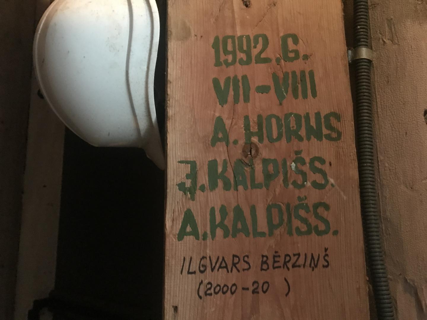 Atstātie meistaru paraksti baznīcas tornī