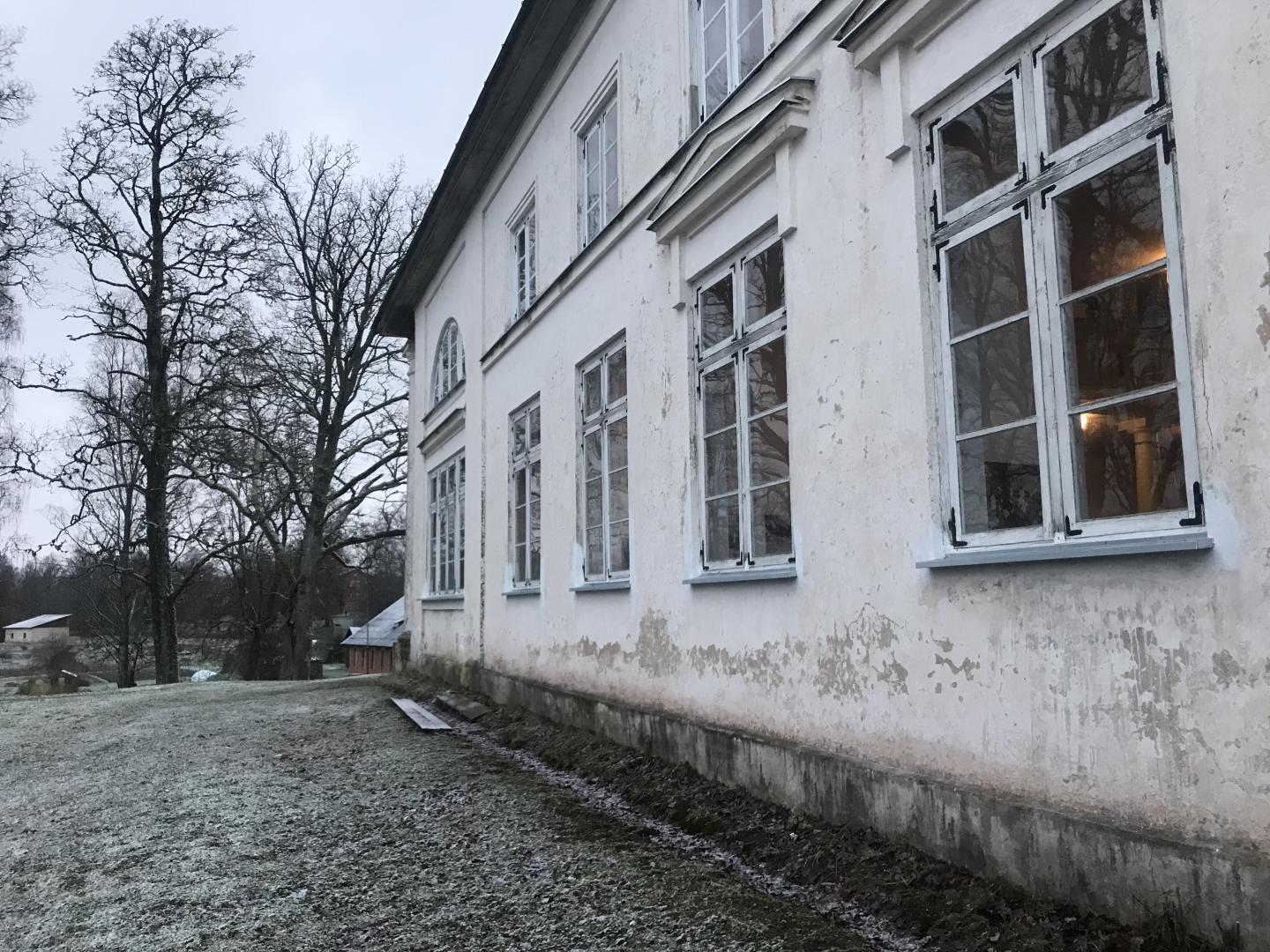 Restaurētie baznīcas logi un palodzes no ārpuses