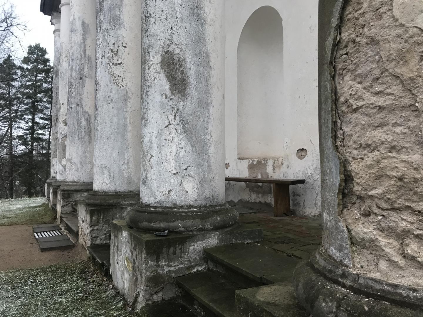 Baznīcas fasādes kolonnas bēdīgā stāvoklī
