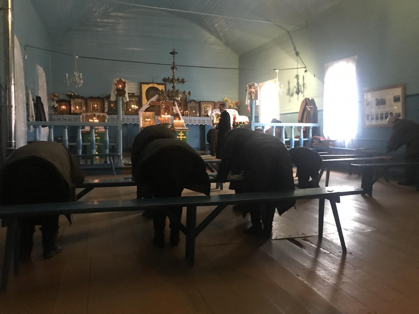 Dievlūdzēji paklanās Kampišķu dievnama lūgšanu zālē