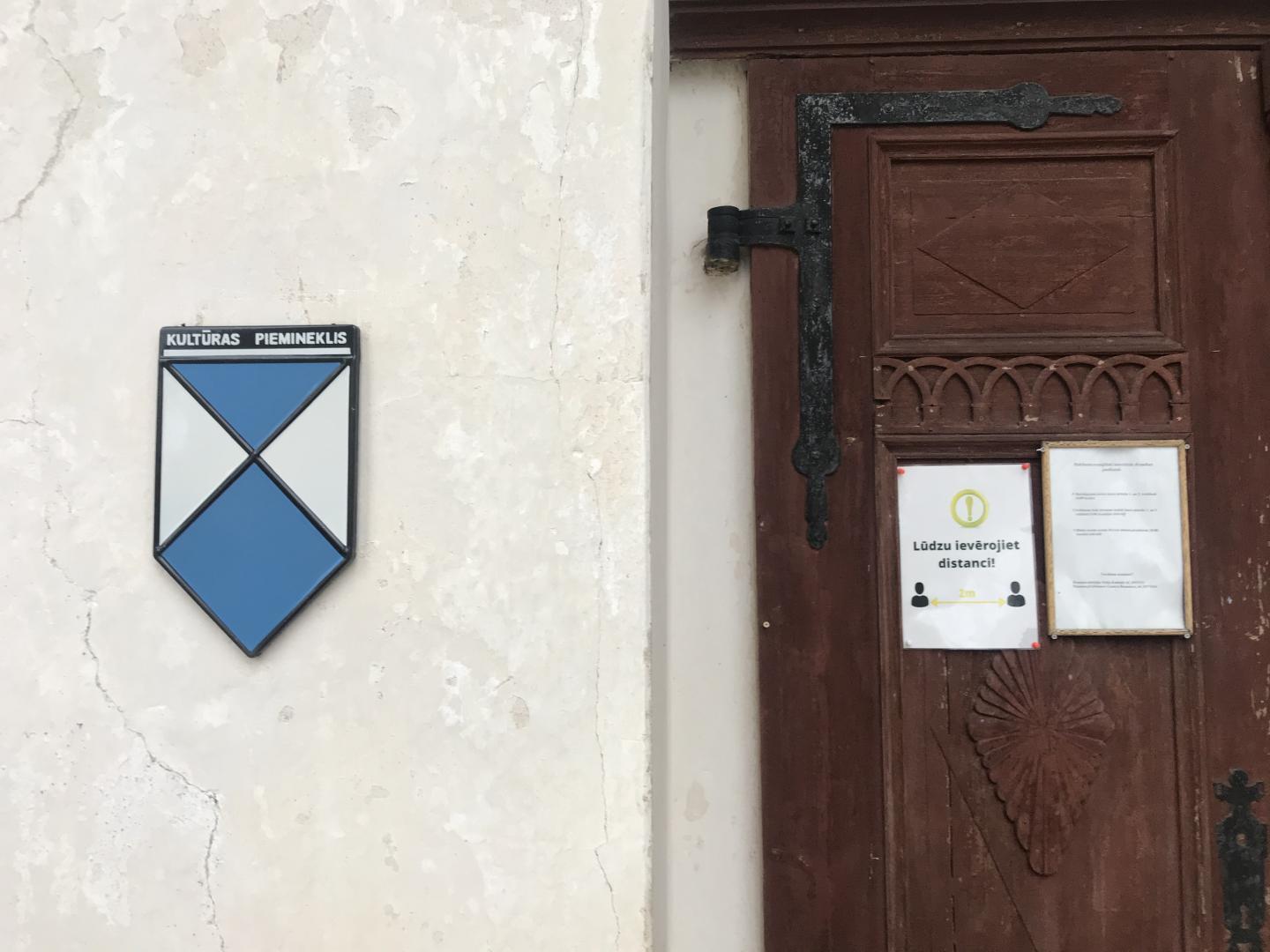 Kultūras pieminekļa zīme pie baznīcas ārsienas