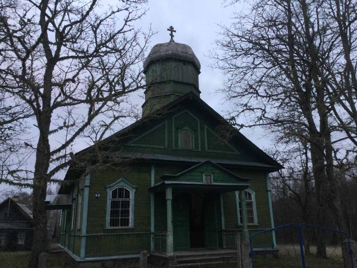 Ismeru baznīcas priekšējā fasāde