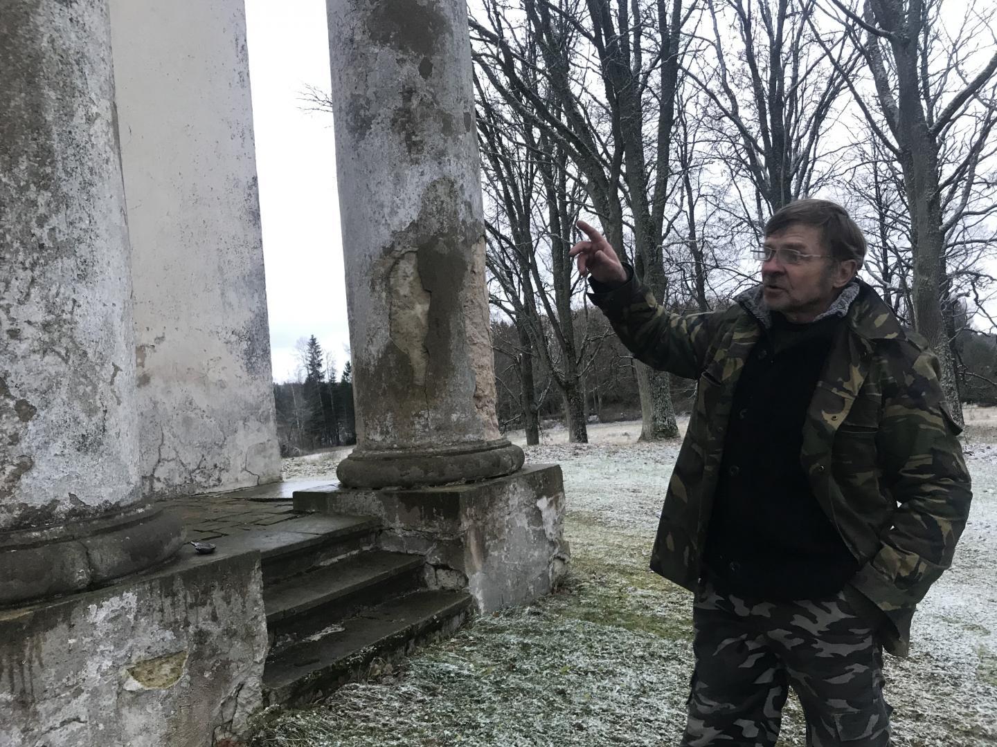 Vīrietis norāda, ka būs jāsāk remontēt kolonnas