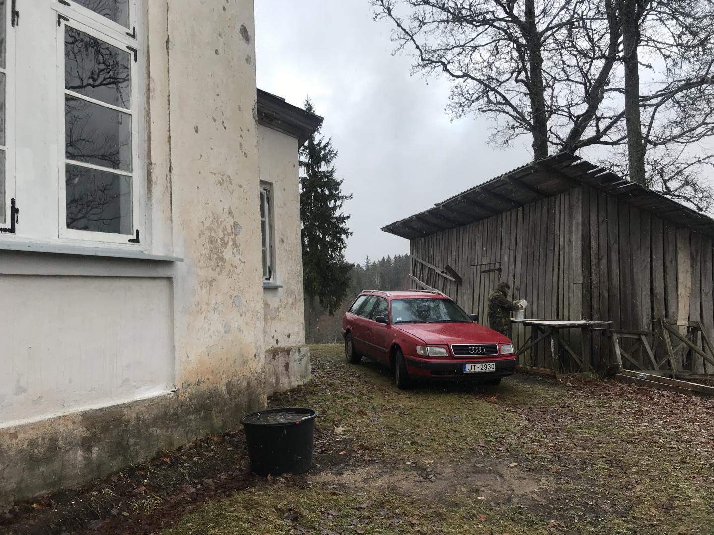 Darbnīca un auto baznīcas pagalmā