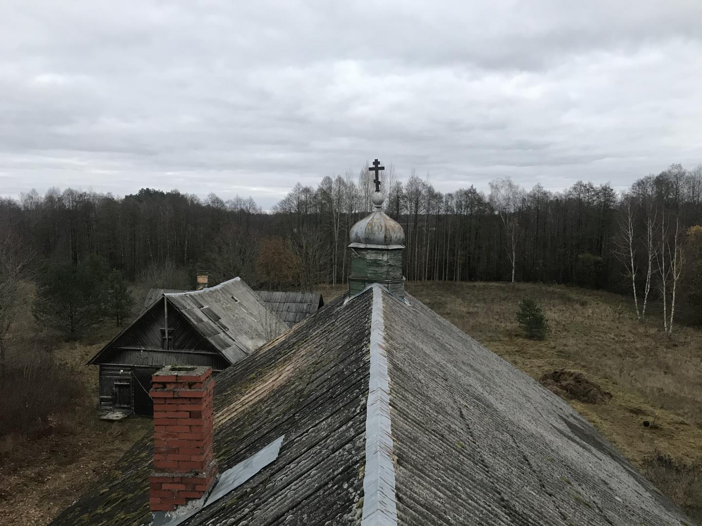 Skats no Ismeru baznīcas torņa uz jumtu