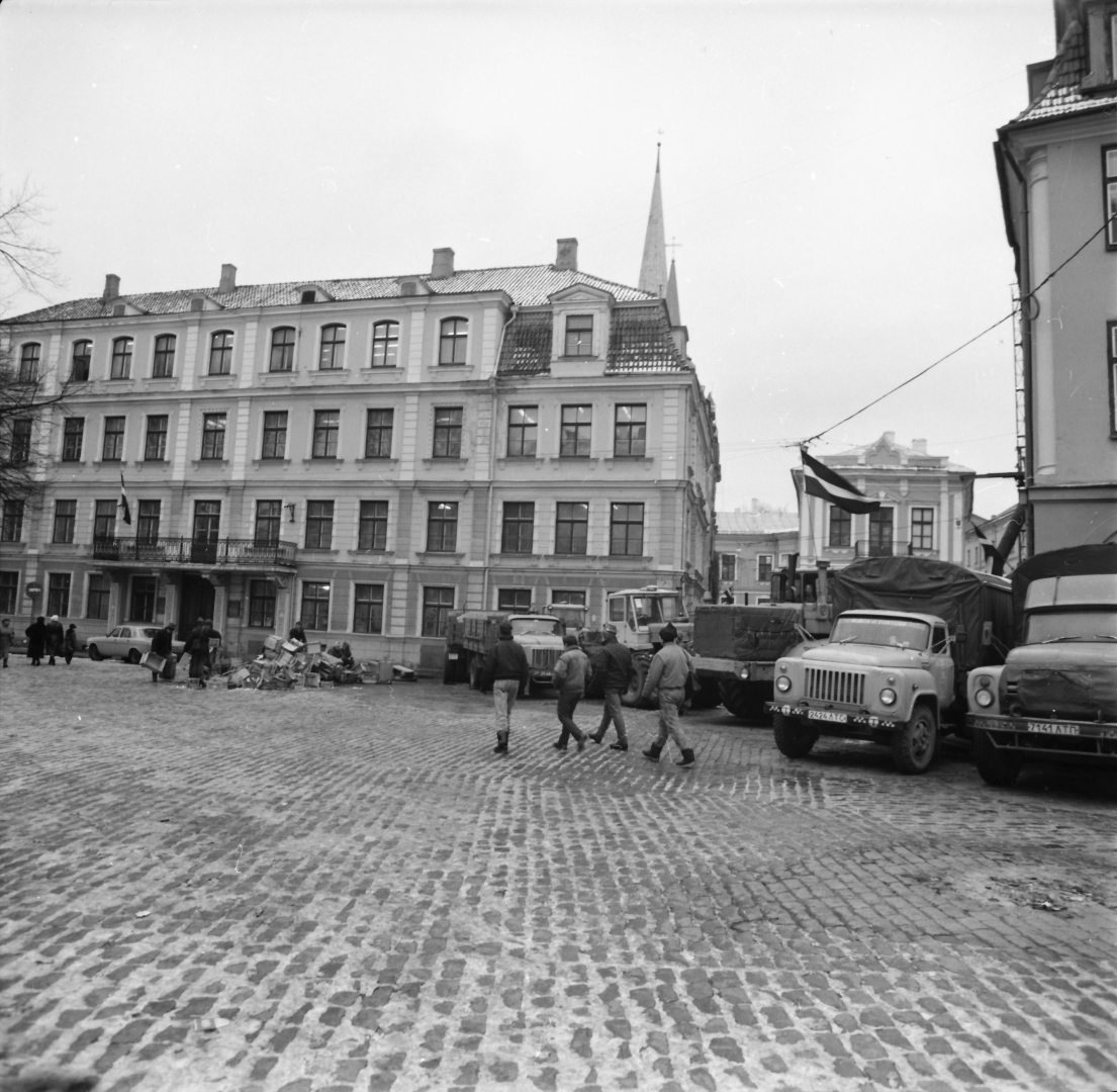 Barikādes Pils laukumā
