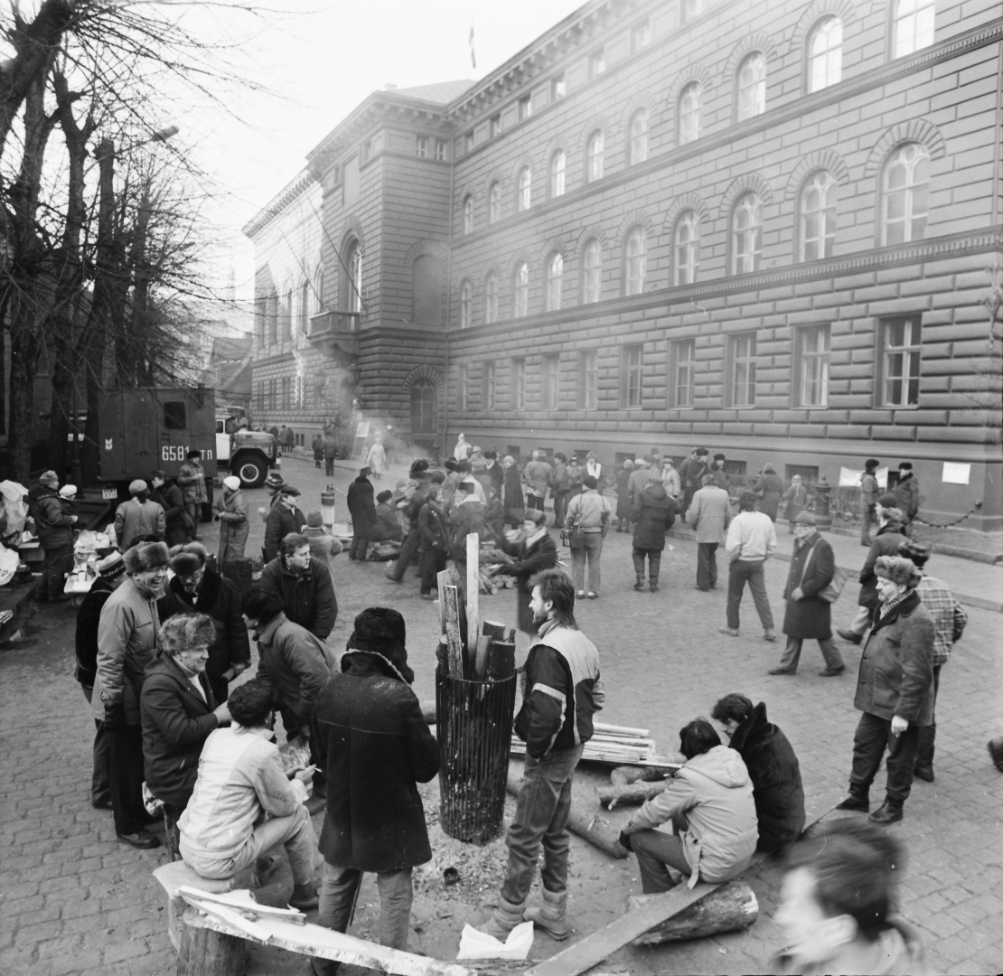 Barikāžu dalībnieki pie Saeimas