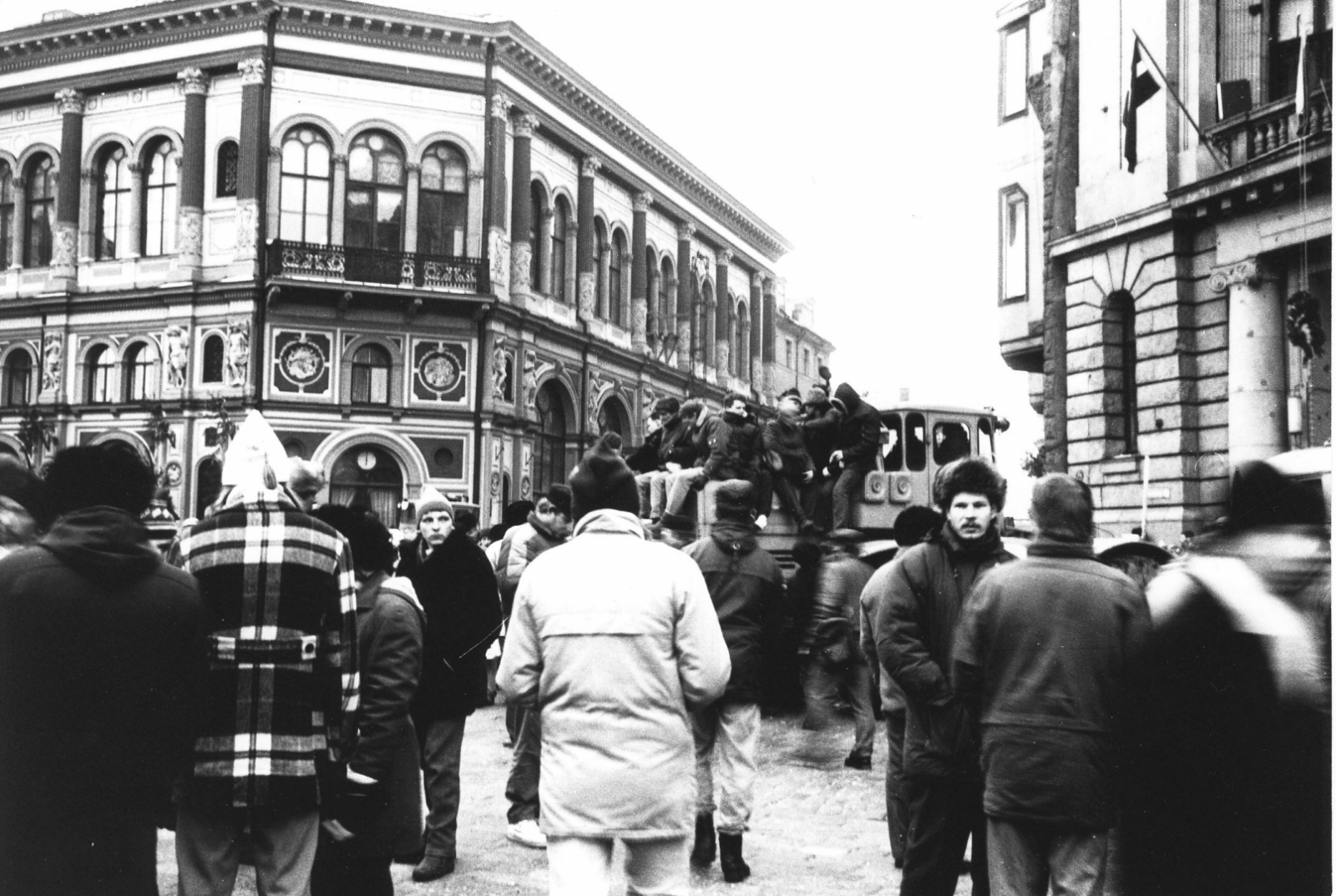 Barikāžu dalībnieki Doma laukumā