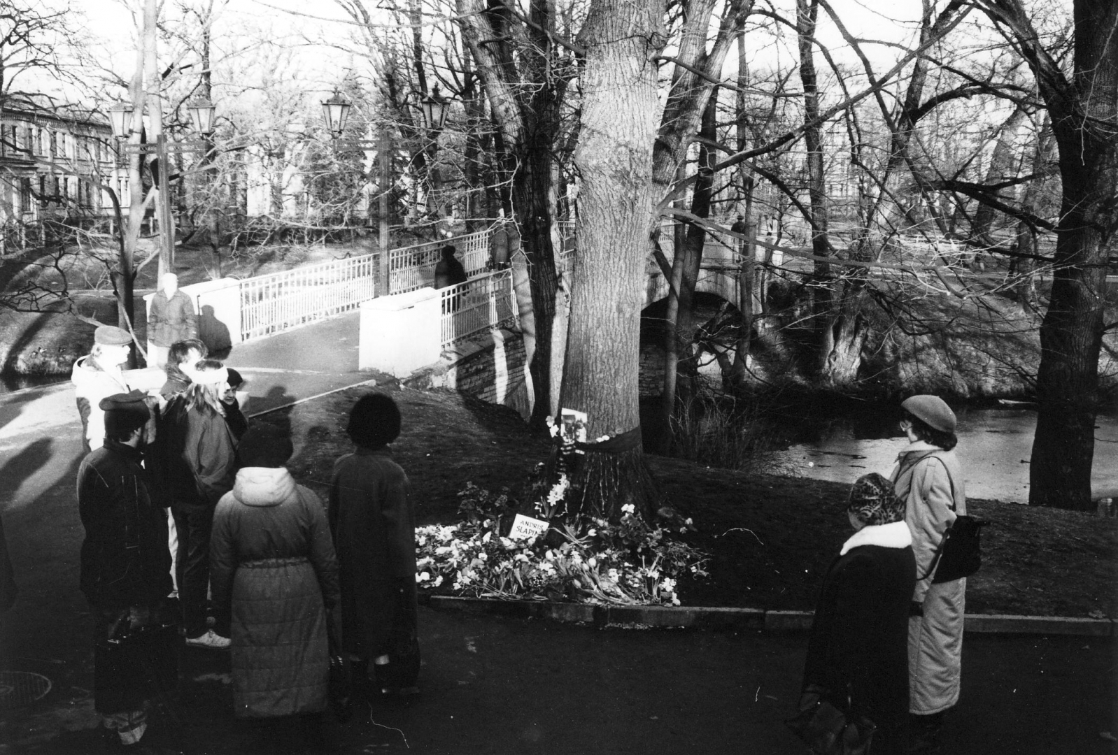 Cilvēki pie viena no Barikāžu upuru bojāejas vietām