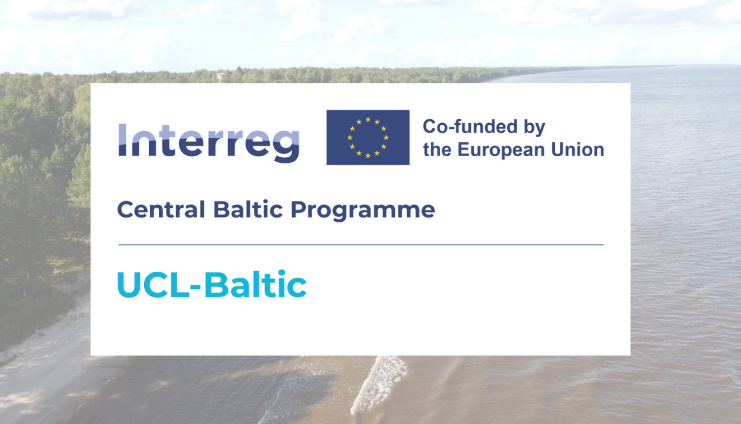 Attēls ir kolāža. Priekšplānā redzams logo "Interreg Central Baltic Programme UCL-Baltic", tas ir balti zils ar Eiropas savienības karogu. Fonā redzama ar dronu uzņemta bilde, kurā redzama jūras krasta līnija un mežs.