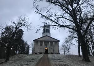 Dzērbenes baznīcas ārskats - baznīca kalna galā