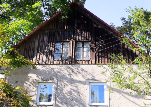 Trīs līmeņu dzirnavu māja. Pirmais līmenis ir akmens mūris, tajā ir koka durvis. Otrais līmenis ar diviem logiem ir apmests un trešais līmenis apšūts ar dēļiem, arī tur ir divi logi. Jumts divslīpju. Apkārt ir koki, māja ir sena.