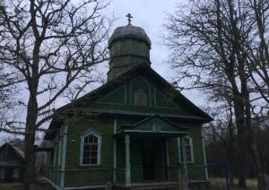 Ismeru baznīcas priekšējā fasāde