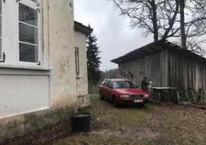 Darbnīca un auto baznīcas pagalmā