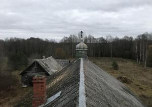 Skats no Ismeru baznīcas torņa uz jumtu