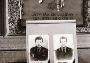 Mirušo miliču attēli pie Iekšlietu ministrijas