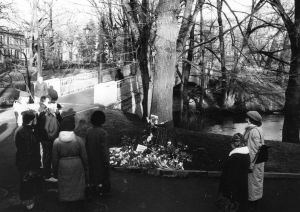 Cilvēki pie viena no Barikāžu upuru bojāejas vietām