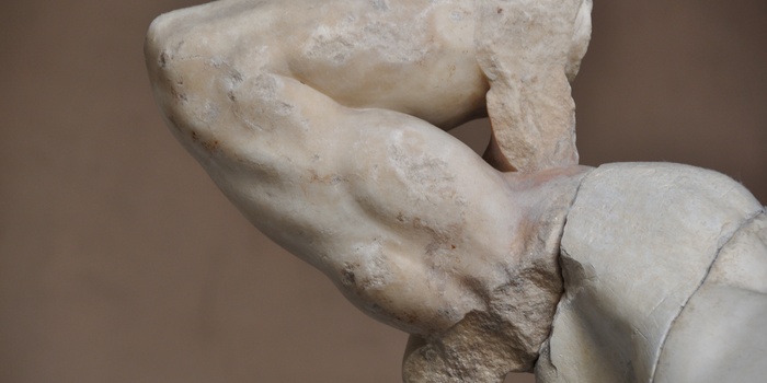 Apdauzīts marmora skulptūras fragments