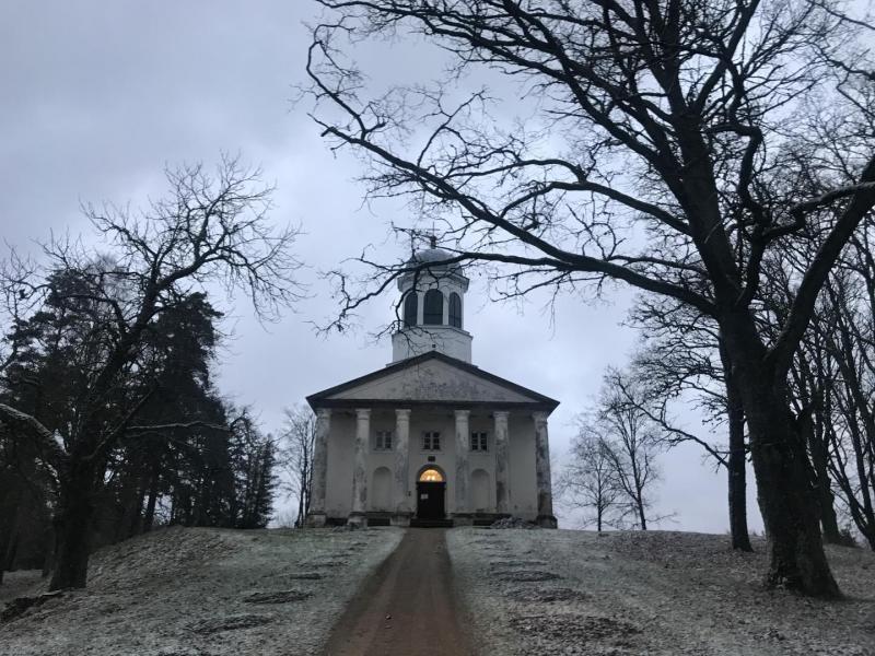 Dzērbenes baznīcas ārskats - baznīca kalna galā