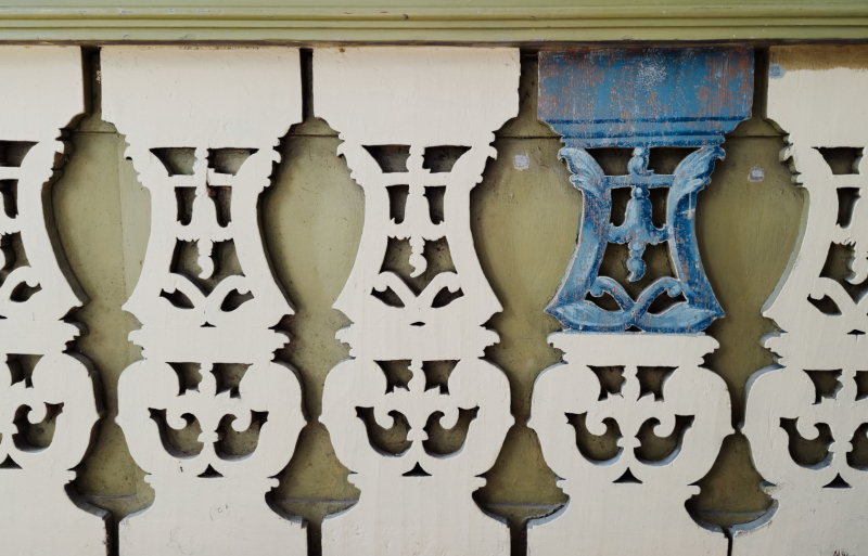 Attēlā redzami kokgrebumi restaurācijas procesā.