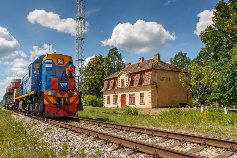 Airītes stacijas ārskats un garām braucošs vilciens