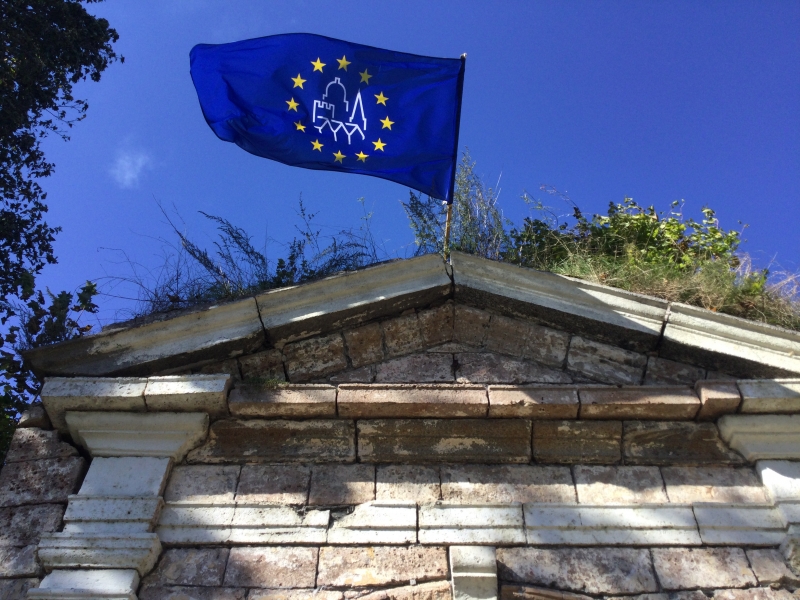 Eiropas kultūras mantojuma dienu karogs plīvo pie cietokšņa