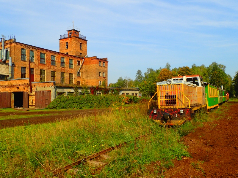 Baložu kūdras dzelzceļa vilciens un sena rūpnīcas ēka
