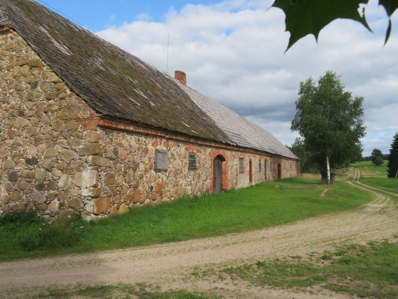 Sens krogs ceļa malā