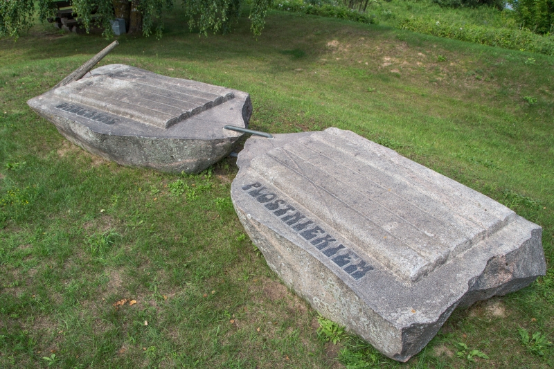 Piemiņas akmens Daugavas plostniekiem