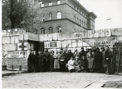 Cilvēki pie barikāžu sienas pie Saeimas