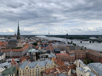 Attēlā redzams no gaisa uzņemts skats ar Rīgas vēsturiskā centra sirdi - Vecrīgu. Tajā redzami arī Vecrīgas kvartāli starp Kaļķu un Tirgoņu ielām, par kuru potenciālo apbūvi vēstī raksts. Attēlā redzama arī Daugava un dinamiskas debesis ar mākoņiem, bet tālumā paceļas Pētera baznīcas smaile.