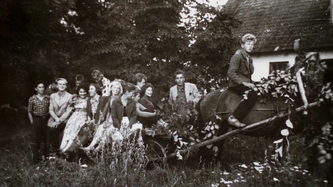 Jāņu svinētāji zirga ratos (melnbalts foto)