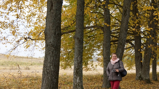 NKMP Latgales reģionālās nodaļas valsts inspektore Brigita Madelāne pie Reiku pareizticīgo baznīcas foto: kolēģe Dz.Bukeviča