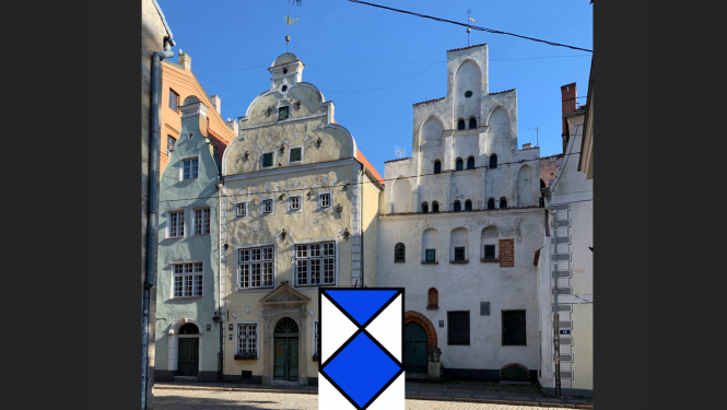 Attēlā redzams vēsturisko ēku ansamblis "Trīs brāļi" Vecrīgā, kur strādā Nacionālā kultūras mantojuma pārvalde. Fotogrāfijai centrā apakšā ir pa virsu uzlikta Hāgas konvencijā apstiprinātā zilā vairoga zīme, kas sasaucas ar raksta tēmu. "Trīs brāļiem" ar zilā vairoga zīmi ir īpaša saistība, jo vietai piešķirta prestižā "Eiropas mantojuma zīme" par kultūras mantojuma aizsardzības darbu, saglabājot Latvijas un Eiropas kultūras mantojumu Padomju okupācijas un cita politiskā spiediena apstākļos.