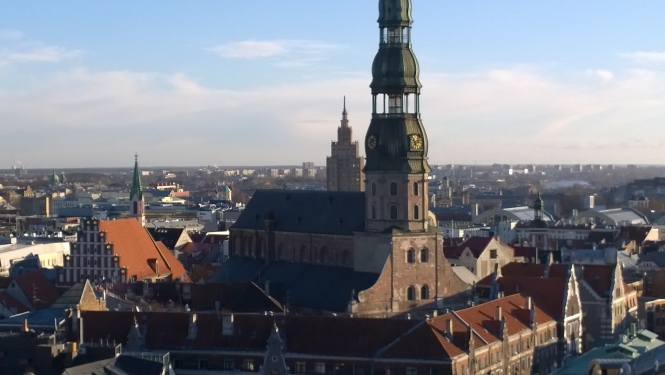 skats uz Svētā Pētera baznīcu no Doma baznīcas torņa