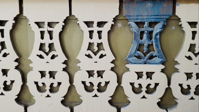 Attēlā redzami kokgrebumi restaurācijas procesā.