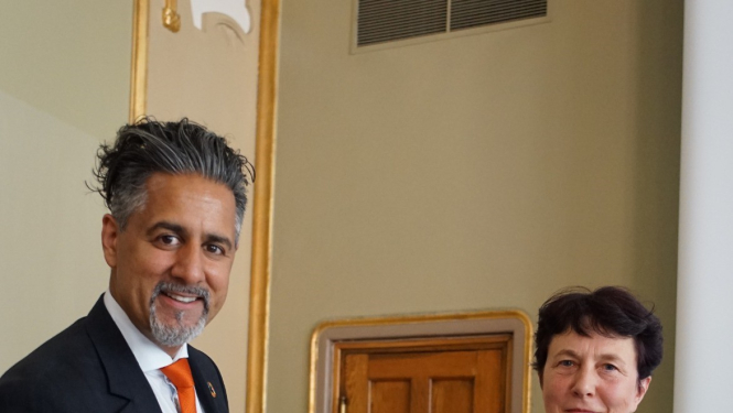 Latvijas Republikas ārkārtējā un pilnvarotā vēstniece Norvēģijas Karalistē Judīte Dobele saņem arheoloģiskās senlietas un dokumentus 