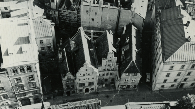 Skats no augšas uz ēku kompleksu "Trīs brāļi"