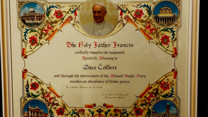 Attēlā redzams Pāvesta pateicības raksts