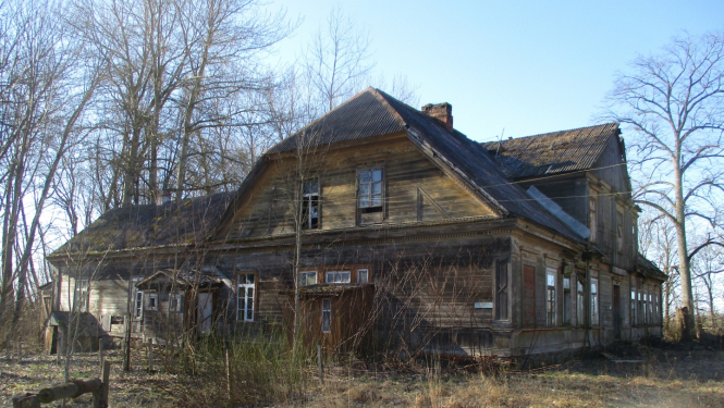Attēlā redzama vēsturiska koka ēka, kurai nepieciešama atjaunošanai.