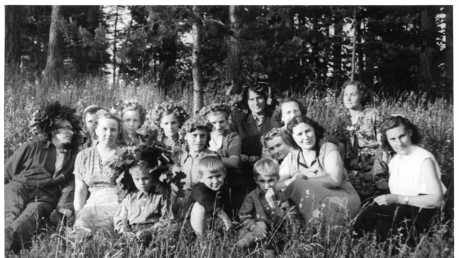 Melnbalts foto ar Jāņu svinētājiem pļavā