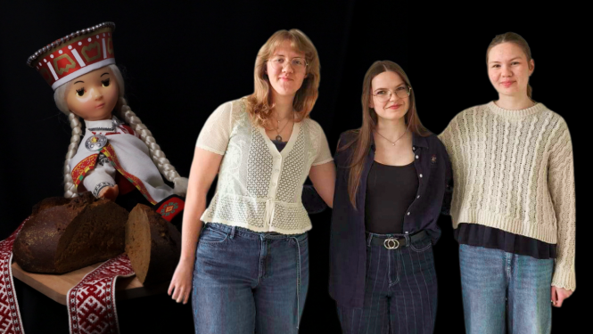 Uz tumša fona redzamas trīs smaidīgas vidusskolnieces. Viņām blakus kreisajā pusē ir latviešu tautumeitas lelle un rupjmaizes klaips.