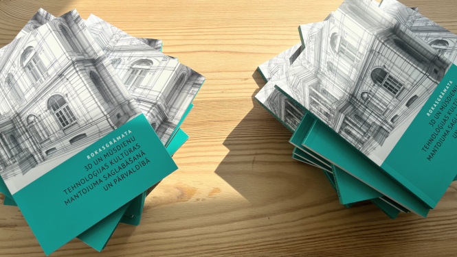 Divas nelielas kaudzītes ar tirkīza krāsas brošūrām uz gaiša koka virsmas. Katras brošūras vākā ir attēlots gaišs ēkas fragments pelēkos toņos. Uz vāka ir skaidri salasāms teksts latviešu valodā: 'ROKASGRĀMATA', zem tā '3D UN MŪSDIENU', tad 'TEHNOLOĢIJAS KULTŪRAS', 'MANTOJUMA SAGLABĀŠANĀ', un visbeidzot 'UN PĀRVALDĪBĀ'.