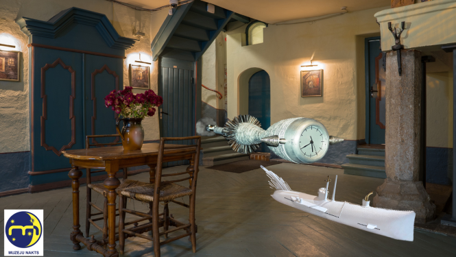 Digitāli manipulēts foto: vēsturiskas ēkas interjers ar mūsdienīgiem mākslas objektiem. Koka grīda, gaišas sienas, tumšas durvis. Kreisajā pusē zils skapis, koka galds ar krēsliem un puķu vāzi. Telpas centrā levitē sudrabaina zemūdene ar spārniem un cilindrisks objekts ar pulksteņa ciparnīcu.  Kreisajā apakšējā stūrī ir redzams logo ar uzrakstu "MUZEJU NAKTS". Kopumā attēls rada sirreālu un neparastu skatu, apvienojot vēsturisku vidi ar modernu mākslas interpretāciju.