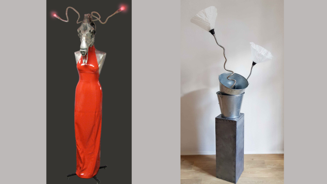 Divi neparasti mākslas objekti attēloti blakus. Kreisajā pusē ir skulptūra, kas attēlo sievietes figūru sarkanā, spīdīgā kleitā ar metālisku, dzīvnieka galvu un antenām, kuru galos ir sarkani gaismas punkti. Labajā pusē ir skulptūra, kas sastāv no metāla spaiņiem, kas sakrauti uz tumša, metāla staba, un diviem izliektiem metāla kātiem, kuru galos ir balti, caurspīdīgi abažūri. Abas skulptūras ir neparastas un izgatavotas no dažādiem materiāliem, izraisot kontrastējošus vizuālos iespaidus.