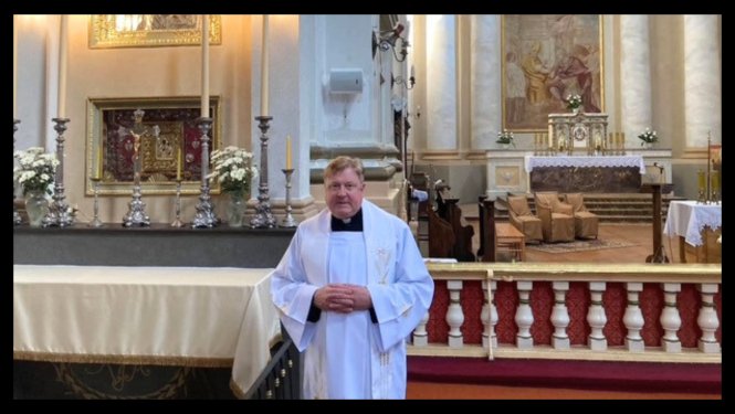 Priesteris baznīcā pie altāra. Krāsains foto ar melnu maliņu.